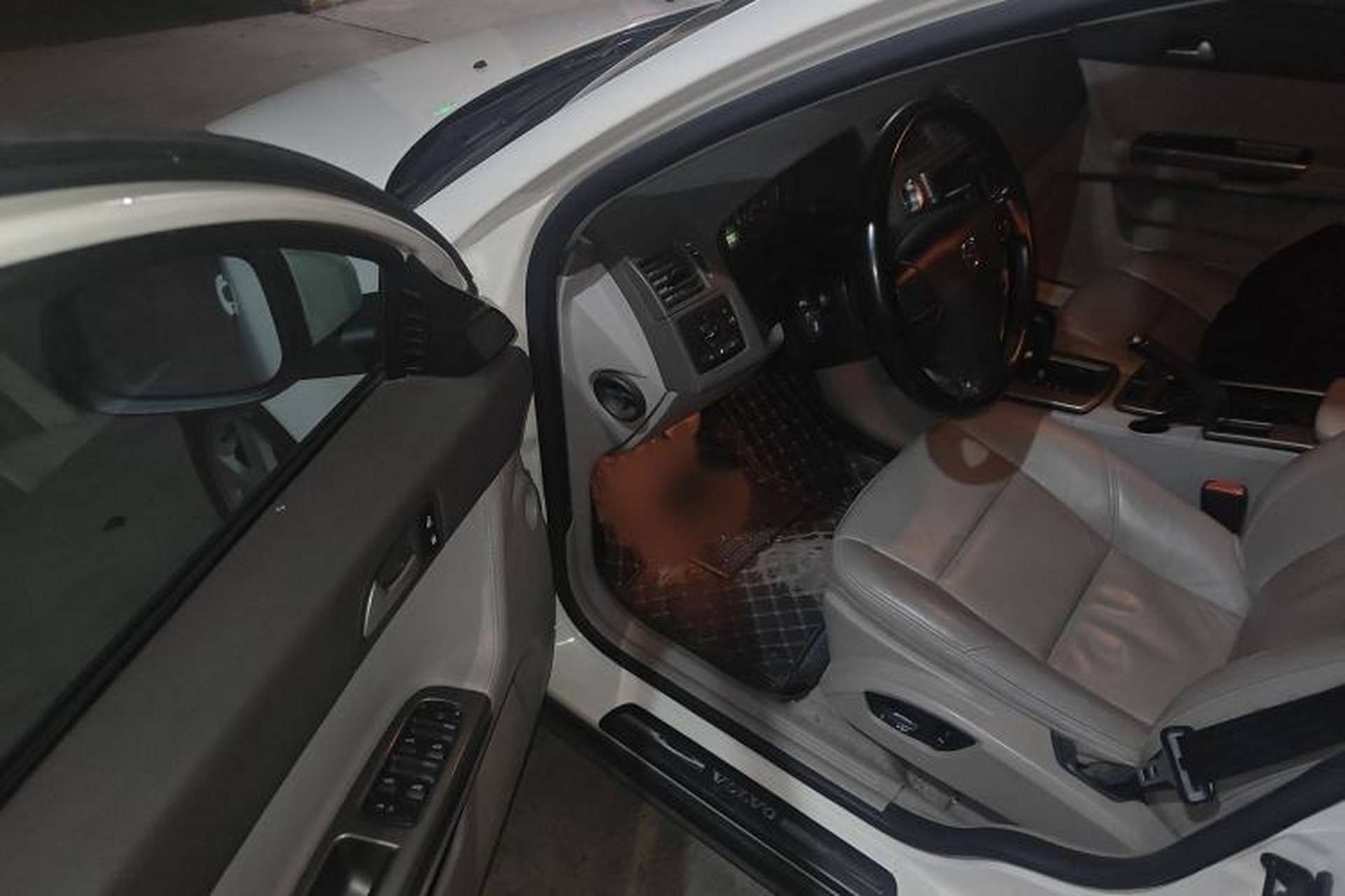Used Volvo S40 2011 2.0L Automatic ZhiShang Edition Interior 3