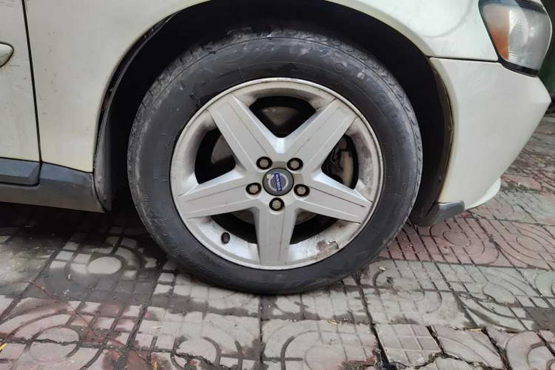 Used Volvo S40 2011 2.0L Automatic ZhiShang Edition Right Front Wheel Hub