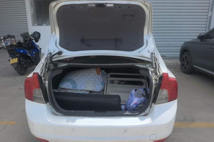 Used Volvo S40 2011 2.0L Automatic ZhiShang Edition Trunk