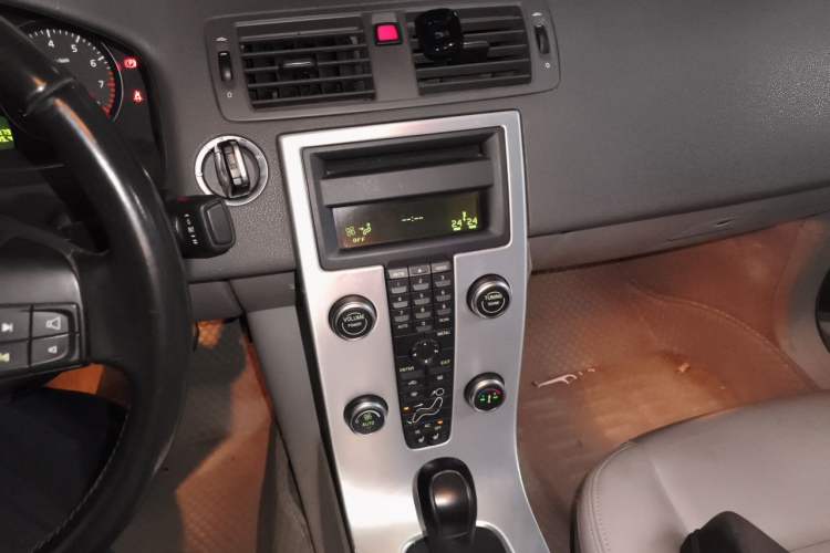 Used Volvo S40 2011 2.0L Automatic Zhiya Edition Audio And AC Panel
