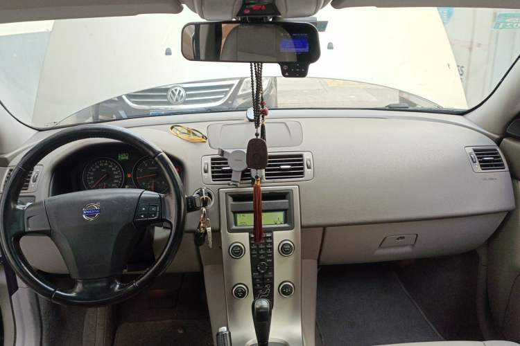 Used Volvo S40 2011 2.0L Automatic ZhiShang Edition Center Console