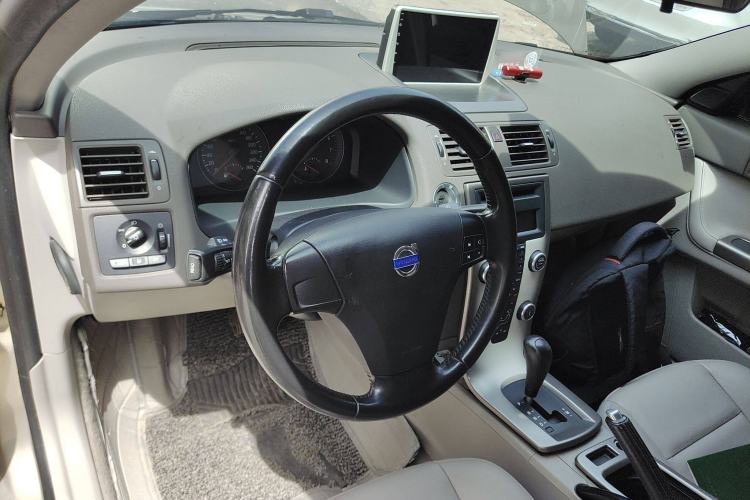 Used Volvo S40 2011 2.0L Automatic ZhiShang Edition Center Console