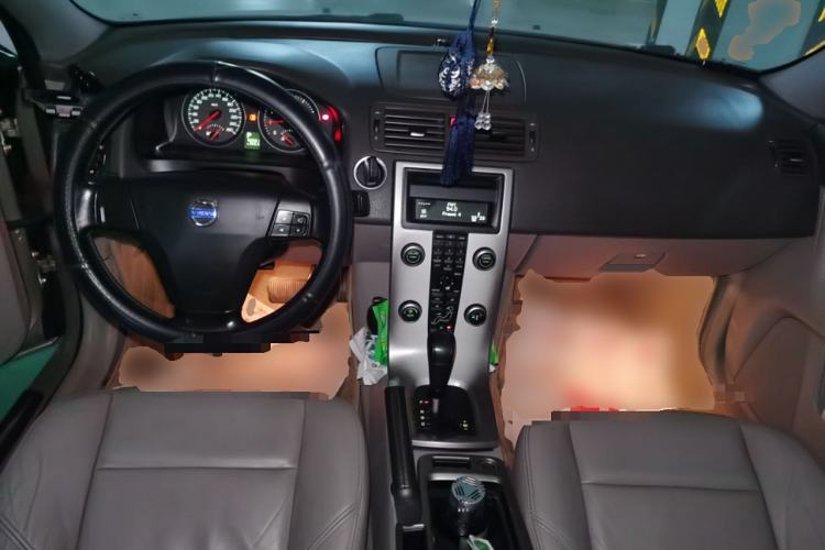 Used Volvo S40 2011 2.0L Automatic ZhiShang Edition Center Console
