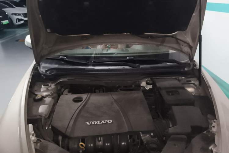 Used Volvo S40 2011 2.0L Automatic Zhiya Edition Engine Bay