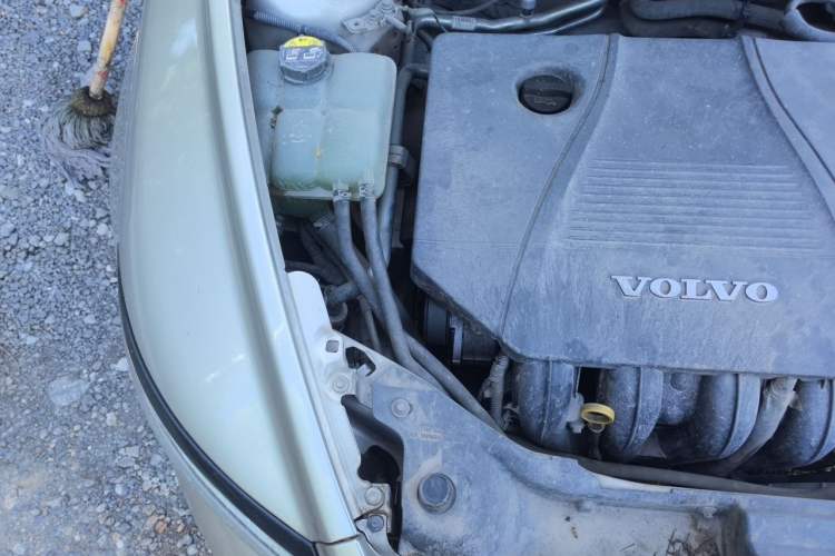 Used Volvo S40 2011 2.0L Automatic ZhiShang Edition Engine Bay Right