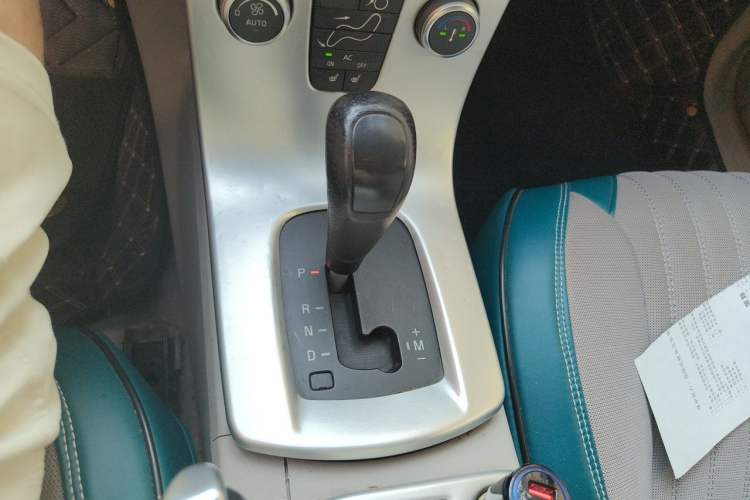 Used Volvo S40 2011 2.0L Automatic Zhiya Edition Gear Lever