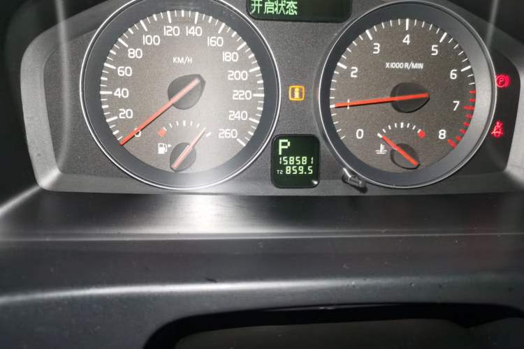 Used Volvo S40 2011 2.0L Automatic ZhiShang Edition Odometer Close Up