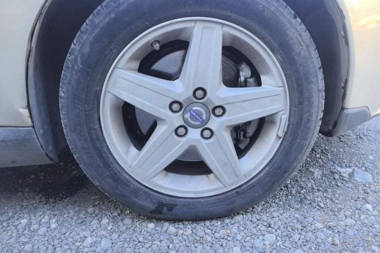 Used Volvo S40 2011 2.0L Automatic ZhiShang Edition Right Front Wheel Hub
