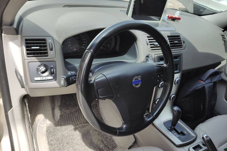 Used Volvo S40 2011 2.0L Automatic ZhiShang Edition Steering Wheel