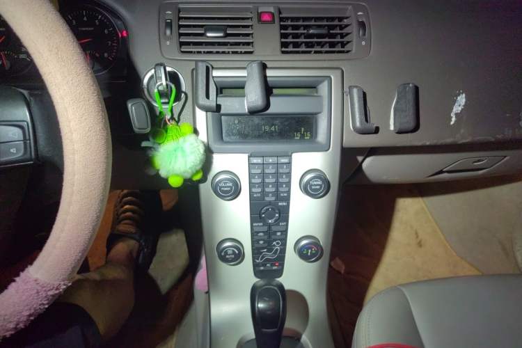 Used Volvo S40 2012 2.0L Automatic Elegant Edition Audio And AC Panel