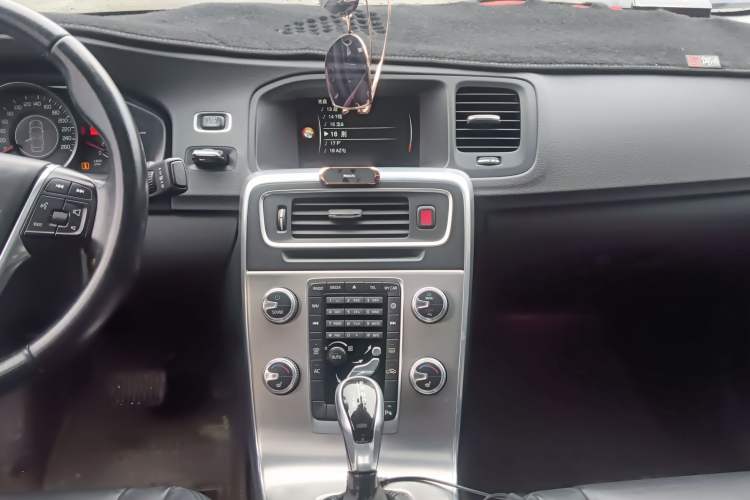 Used Volvo S60 2015 S60L 2.0T Zhiyuan Edition Audio And AC Panel