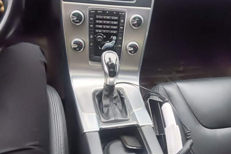 Used Volvo S60 2015 S60L 2.0T Zhiyuan Edition Gear Lever