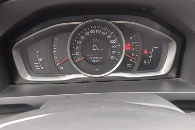 Used Volvo S60 2015 S60L 2.0T Zhiyuan Edition Instrument Cluster