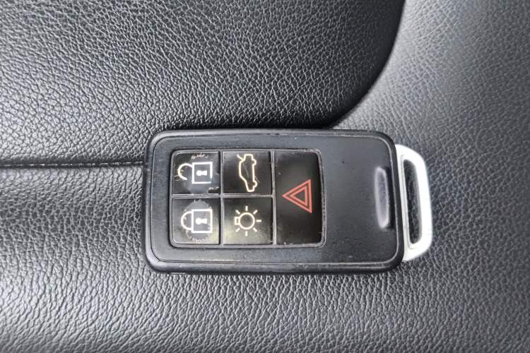Used Volvo S60 2015 S60L 2.0T Zhiyuan Edition Interior 1
