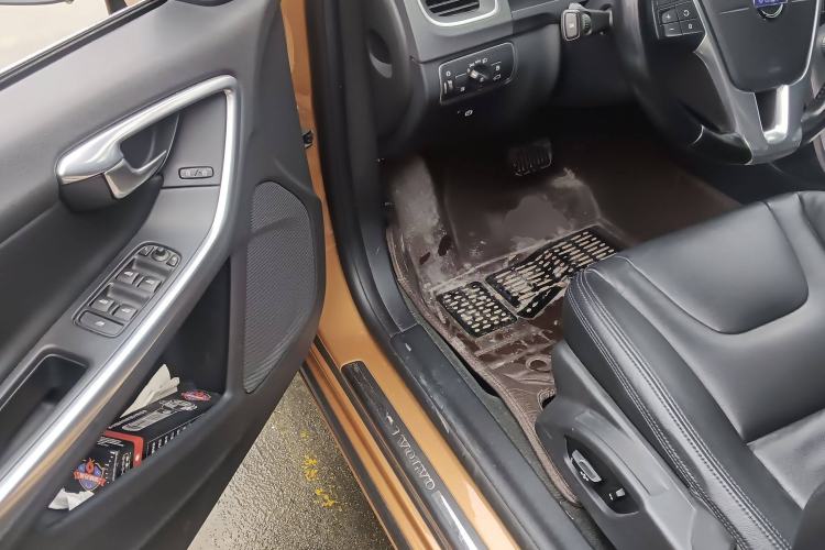 Used Volvo S60 2015 S60L 2.0T Zhiyuan Edition Interior 3