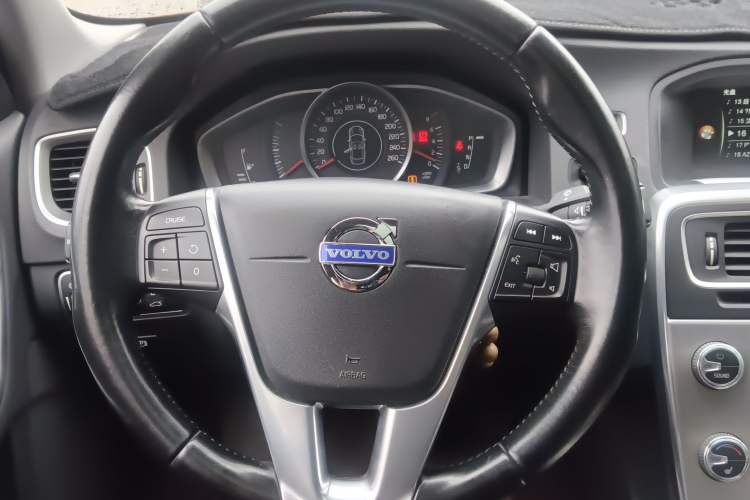 Used Volvo S60 2015 S60L 2.0T Zhiyuan Edition Steering Wheel