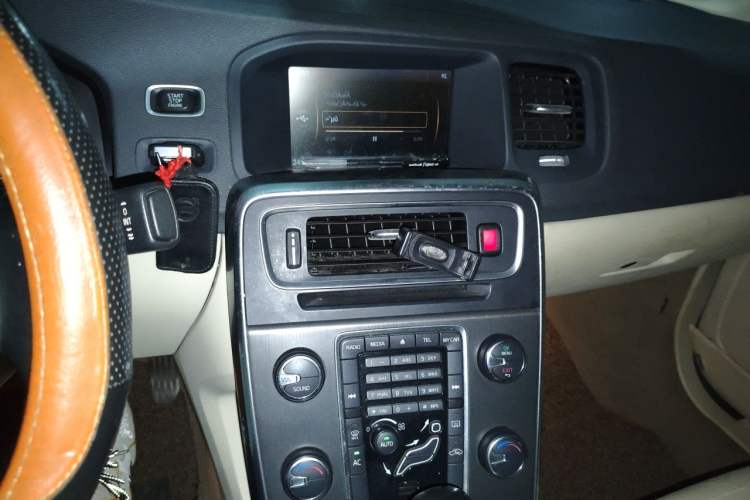 Used Volvo S60 2011 2.0T Comfort Edition Audio And AC Panel
