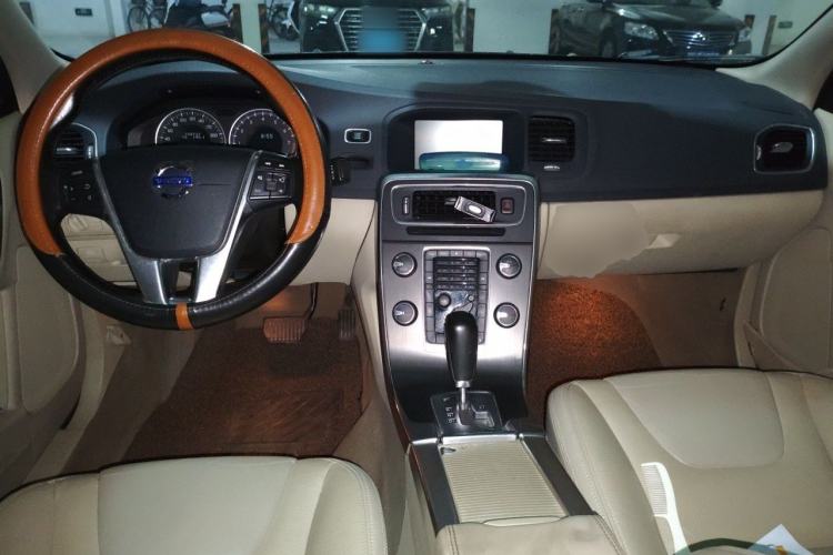 Used Volvo S60 2011 2.0T Comfort Edition Center Console