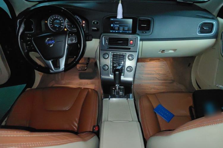 Used Volvo S60 2011 2.0T Zhiya Edition Center Console