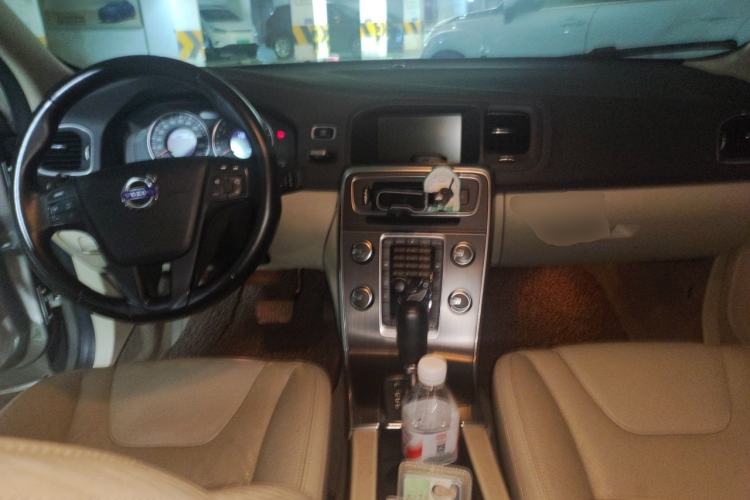 Used Volvo S60 2011 2.0T Comfort Edition Center Console