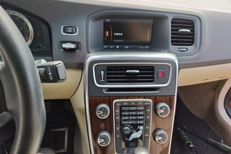 Used Volvo S60 2011 T6 AWD Prestige Edition Audio And AC Panel