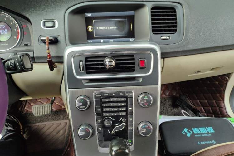 Used Volvo S60 2011 2.0T Comfort Edition Audio And AC Panel