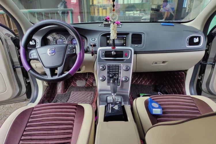 Used Volvo S60 2011 2.0T Comfort Edition Center Console