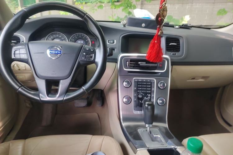Used Volvo S60 2011 2.0T Comfort Edition Center Console
