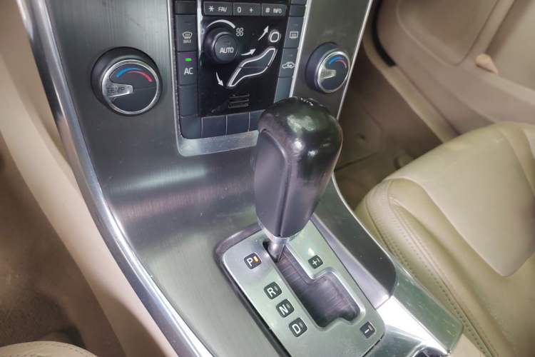 Used Volvo S60 2011 2.0T Comfort Edition Gear Lever
