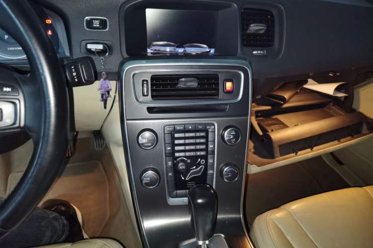 Used Volvo S60 2011 2.0T Comfort Edition Audio And AC Panel