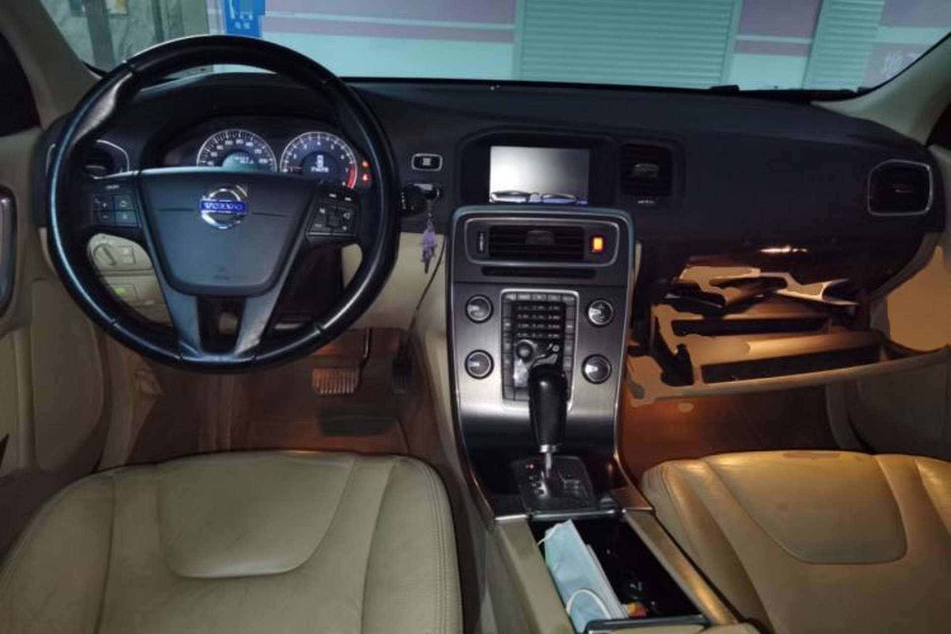Used Volvo S60 2011 2.0T Comfort Edition Center Console