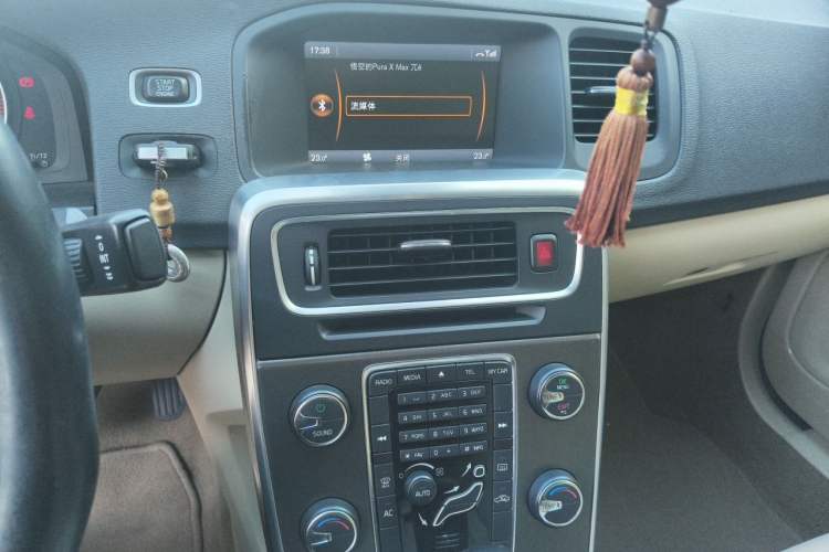 Used Volvo S60 2011 2.0T Comfort Edition Audio And AC Panel
