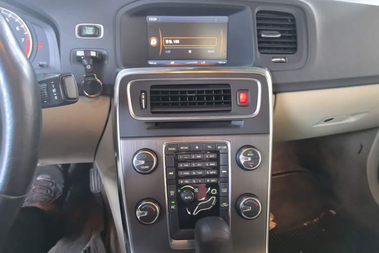 Used Volvo S60 2011 2.0T Comfort Edition Audio And AC Panel