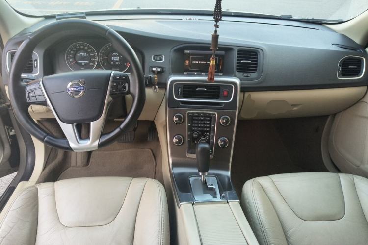 Used Volvo S60 2011 2.0T Comfort Edition Center Console