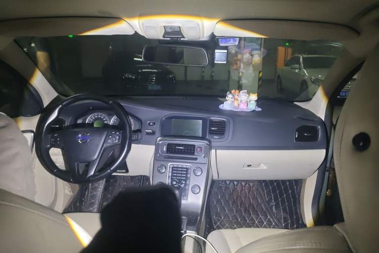Used Volvo S60 2011 2.0T ZhiShang Version Center Console