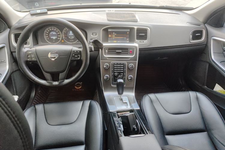 Used Volvo S60 2011 2.0T ZhiShang Version Center Console