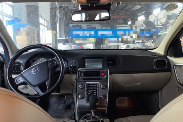 Used Volvo S60 2011 2.0T Comfort Edition Center Console