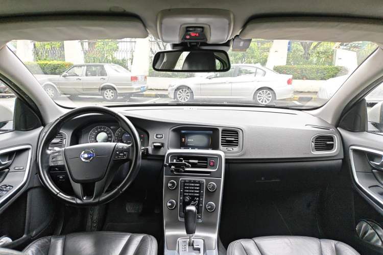 Used Volvo S60  Center Console