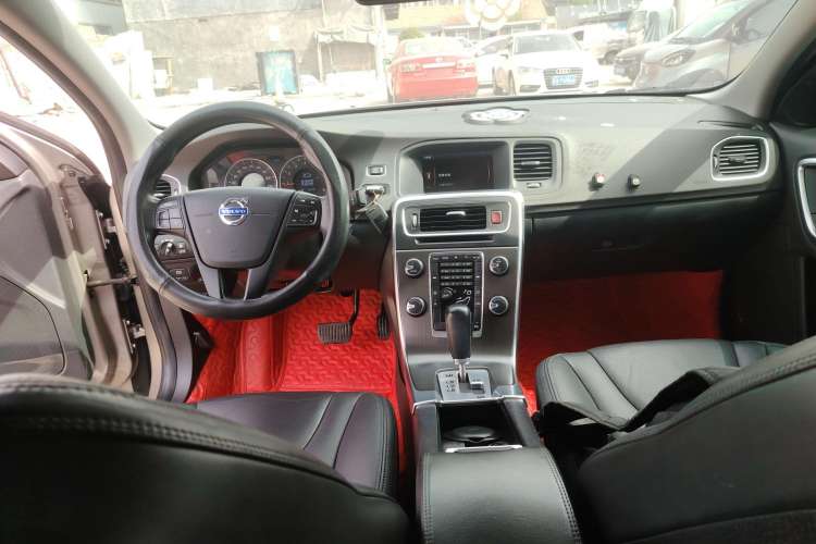 Used Volvo S60 2011 2.0T Comfort Edition Center Console