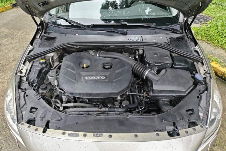 Used Volvo S60  Engine Bay