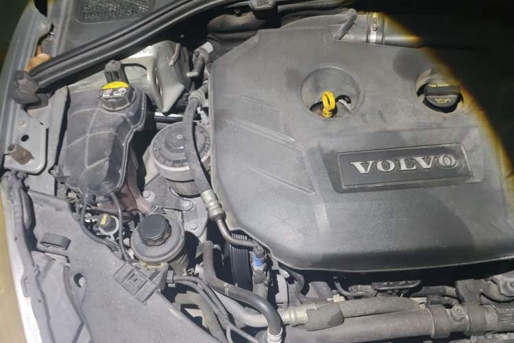 Used Volvo S60 2011 2.0T ZhiShang Version Engine Bay Right