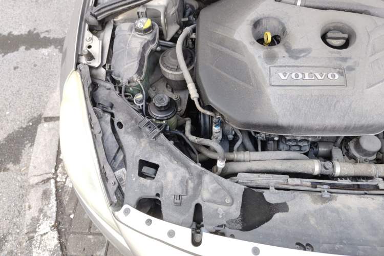 Used Volvo S60 2011 2.0T ZhiShang Version Engine Bay Right