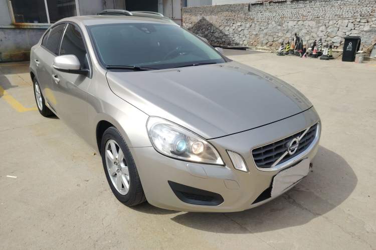 Used Volvo S60 2011 2.0T Comfort Edition Front Right 45 Deg