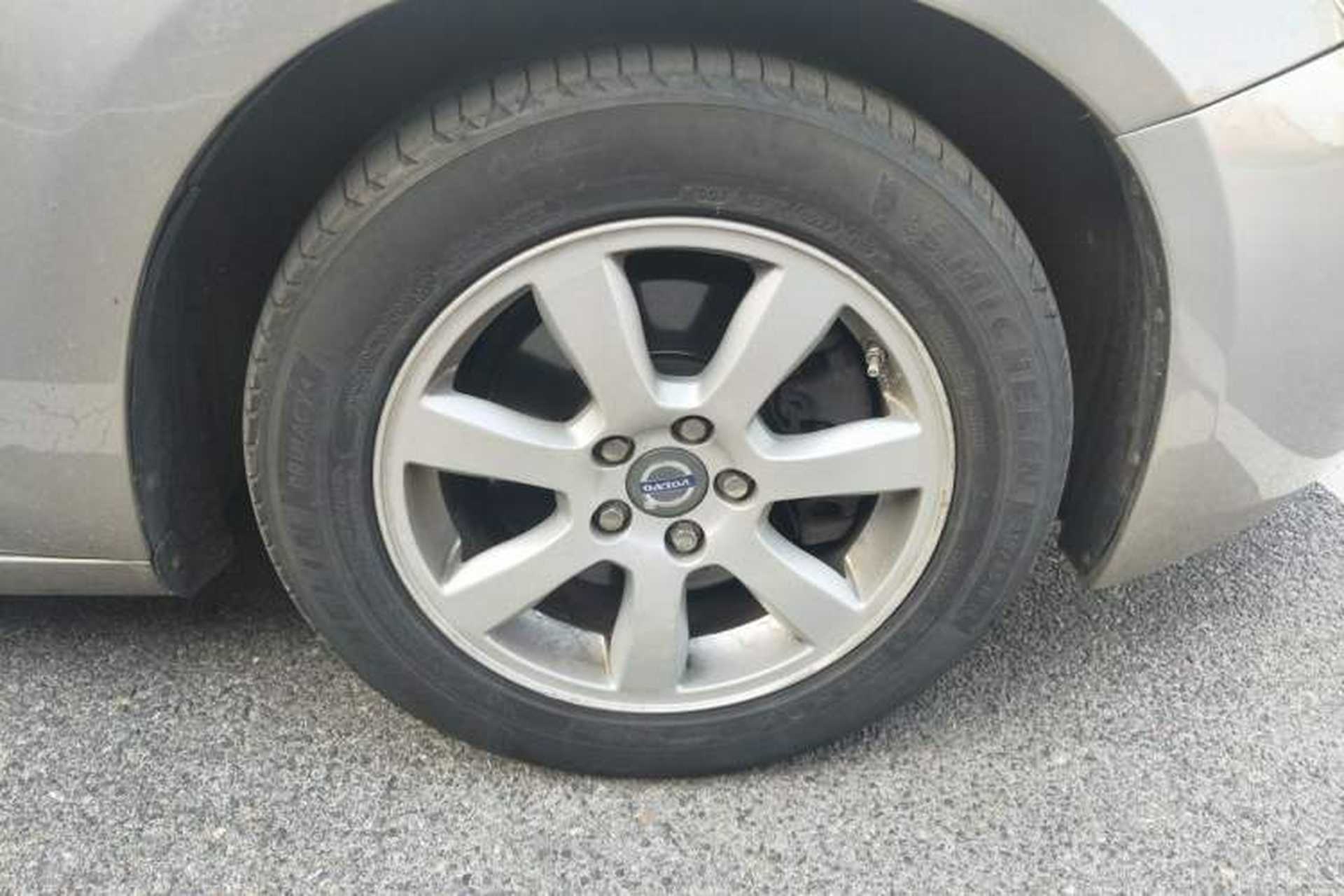 Used Volvo S60 2011 2.0T Comfort Edition Right Front Wheel Hub