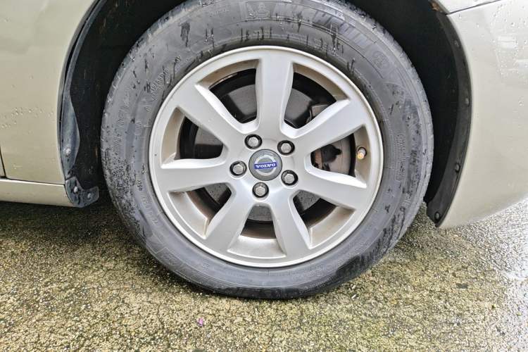 Used Volvo S60  Right Front Wheel Hub