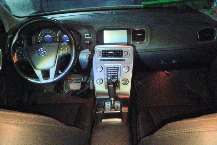 Used Volvo S60 2011 2.0T ZhiShang Version Center Console