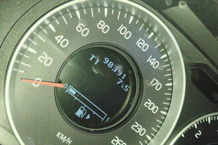 Used Volvo S60 2011 2.0T ZhiShang Version Odometer Close Up