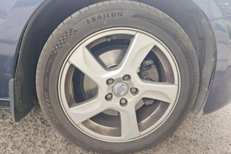 Used Volvo S60 2012 T5 Comfort Edition Right Front Wheel Hub