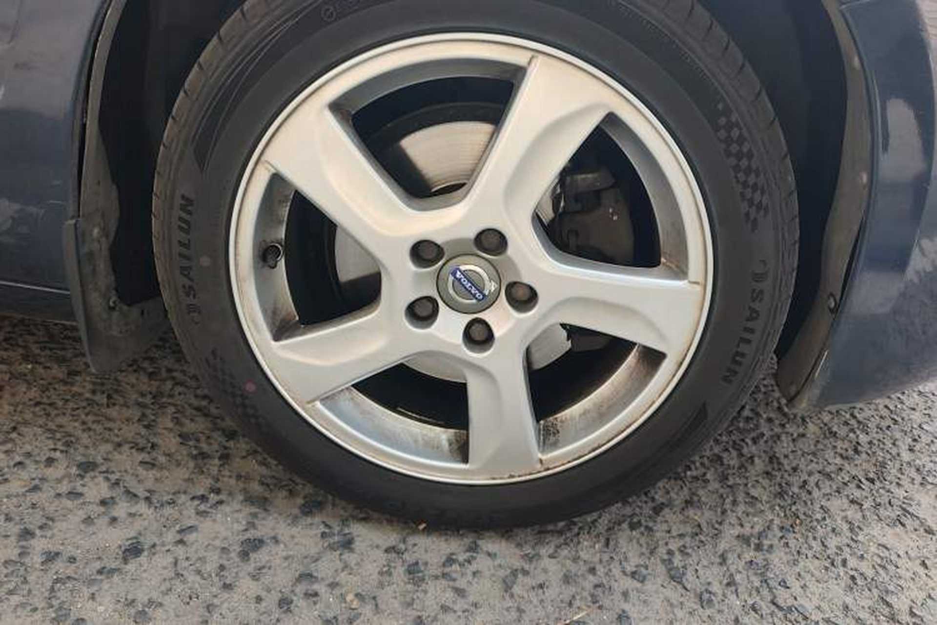 Used Volvo S60 2012 T5 Comfort Edition Right Front Wheel Hub
