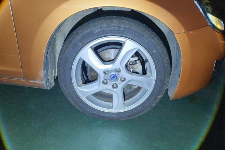 Used Volvo S60 2012 T5 Prestige Edition Right Front Wheel Hub